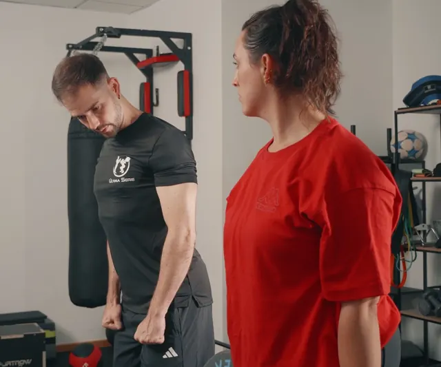 Juan García corrigiendo la técnica de una clienta durante un entrenamiento